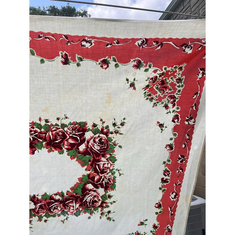 Vintage Tablecloth with Red Roses Pattern - Picture 4 of 11